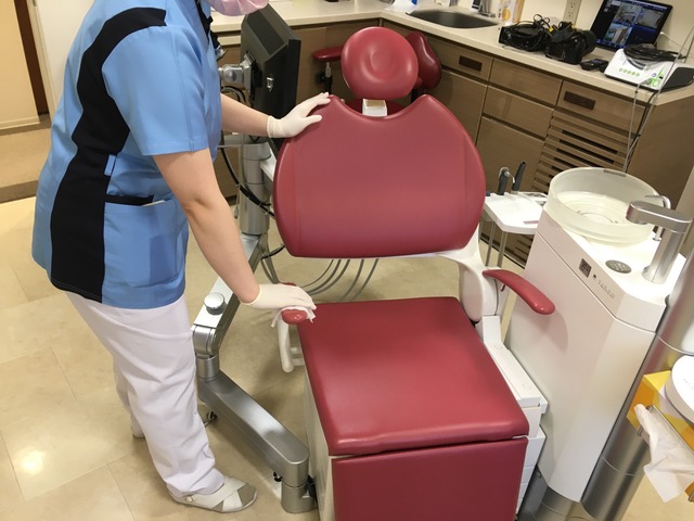 治療用チェアーの患者様ごとの拭き取り